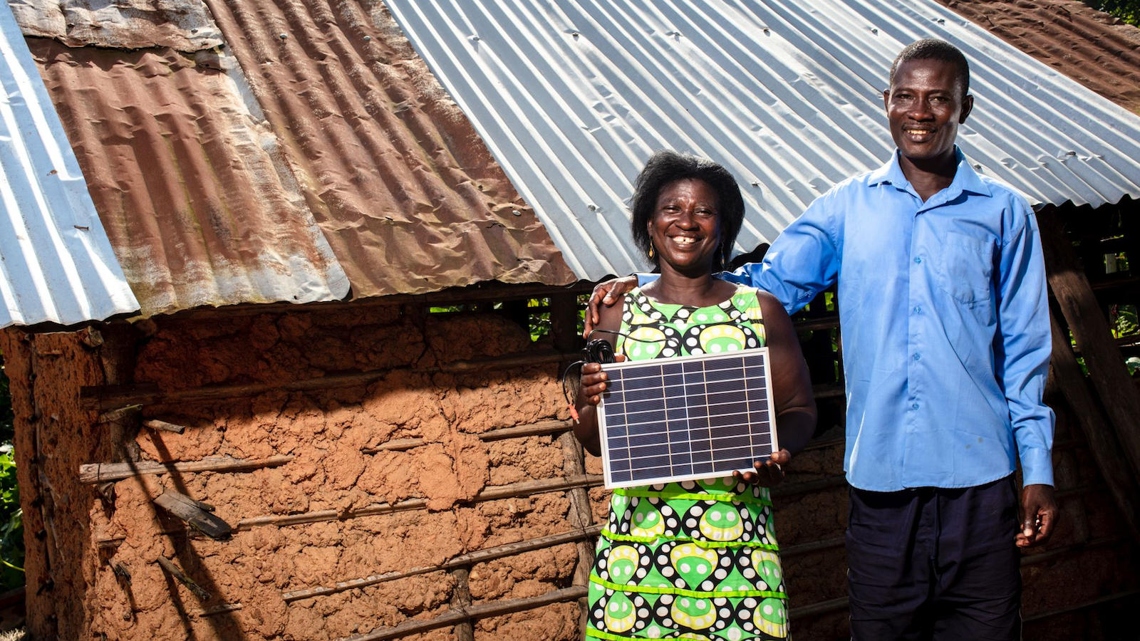 Man and woman with solar panel. Photo: PEG.